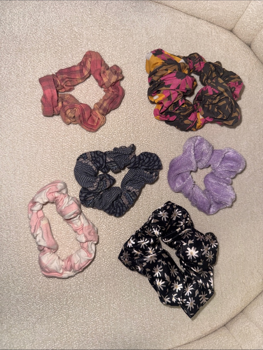 Assorted Women's Fabric Hair Scrunchie Set - Multicolor